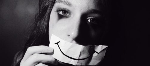 A depress&atilde;o &eacute; um problema de sa&uacute;de p&uacute;blica, a qual se distingue da tristeza pela sua dura&ccedil;&atilde;o e pela intensidade dos seus sinais.