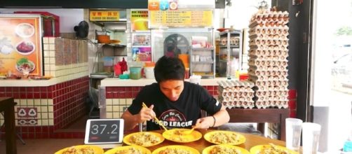 Neo, en el momento de comer Hokkien Me