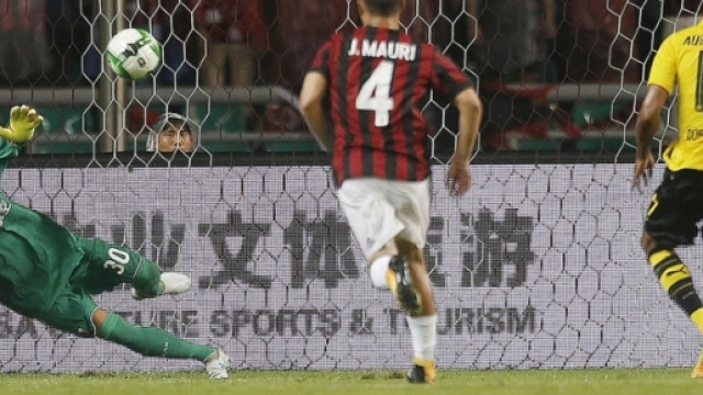 Aubameyang segna il 3-1 per la vittoria del Dortmund.