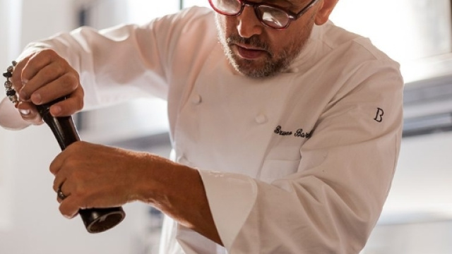 Bruno Barbieri all'opera nella cucina di un suo ristorante.