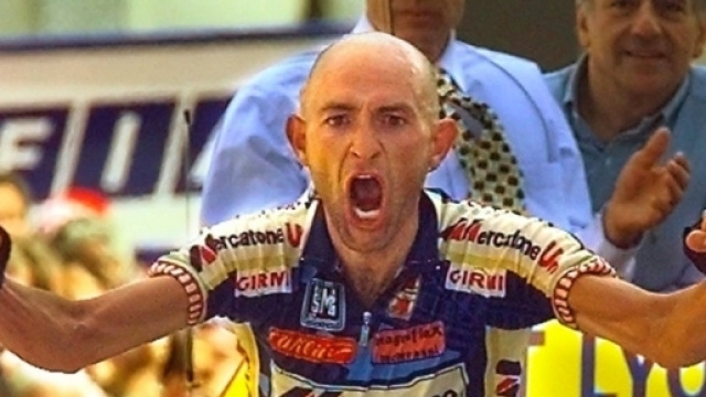 L'urlo liberatorio di Marco Pantani all'arrivo sull'Alpe d'Huez.