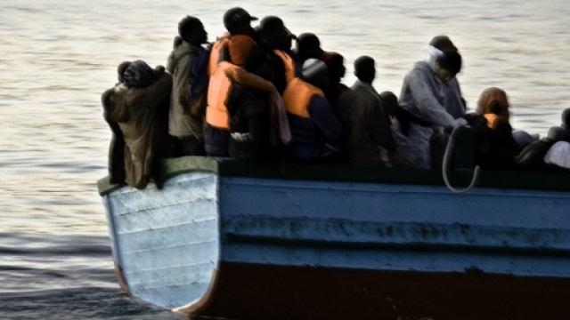 Migranti in attesa di attraccare. Copyright Prisma News.