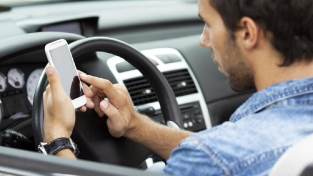 Telefonate rischio. Sei in auto? La patente prende il volo - Auto.it - auto.it