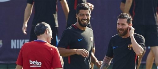 Ernesto Valverde junto a Messi y Su&aacute;rez en un entrenamiento