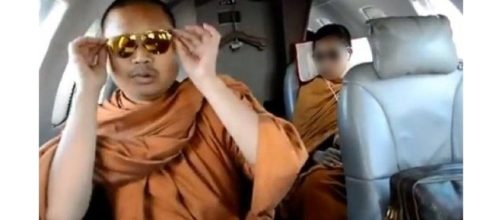 Exmonje budista haciendo ostentaci&oacute;n de dinero