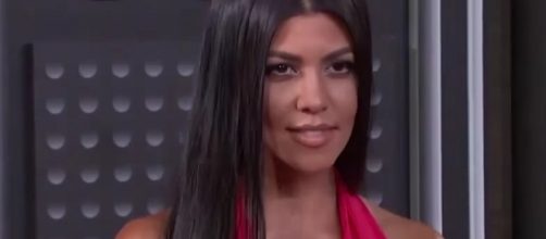 Kourtney Kardashian shows off butt at the beach vacation. Image via YouTube/ET