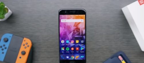 OnePlus 5 device reboots when a 911 call is made. [Image via YouTube/Marques Brownlee Channel]