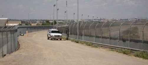 U.S. border fence near EL PASO (credit &ndash; Gingrey House page &ndash; wikimediacommons)