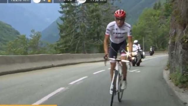 Alberto Contador all'attacco sulla Croix de Fer