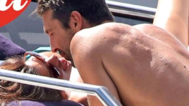 Baci bollenti in vacanza per Ilaria D'Amico e Gianluigi Buffon