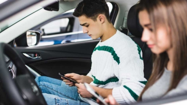 Cellulare alla guida: sequestro e ritiro della patente