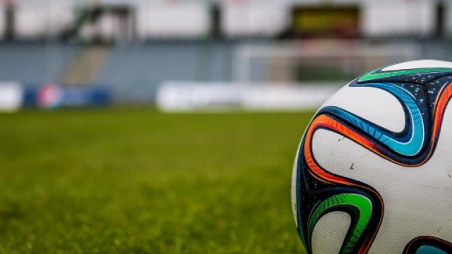 Copyright jarmoluk. Pallone con sfondo campo da gioco.