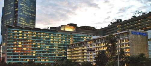 Hotel Indonesia and surrounding shopping mall (wikimediacommons)