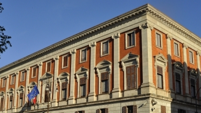 Il viceprefetto &egrave; stato accusato di aver molestato tre donne