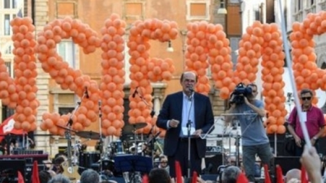 Pierluigi Bersani sul palco di piazza Santi Apostoli battezza il movimento Insieme