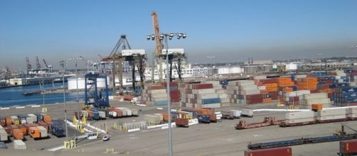 Long Beach container port (credit &ndash; biofriendly &ndash; wikimediacommons)