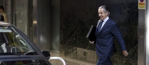 Miguel Blesa antes de subir a un coche. Public Domain.