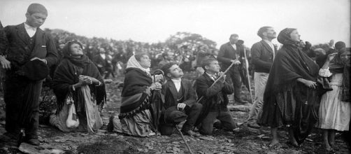 Multitud de personas viendo el "milagro del sol" de F&aacute;tima en 1917.