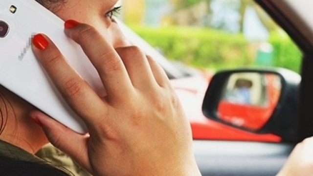 Cellulare in auto: il pugno duro in arrivo per gli automobilisti