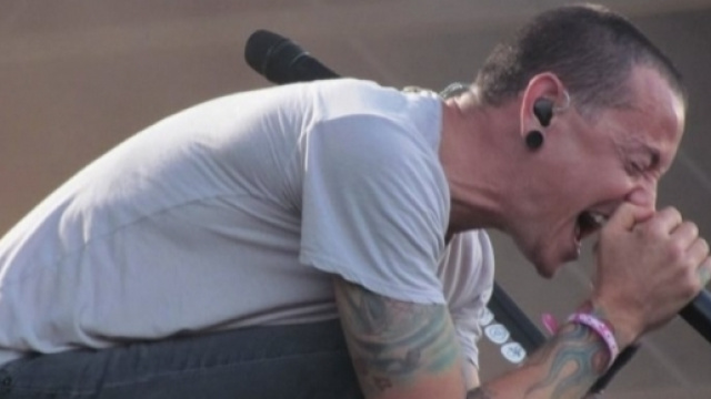 Chester Bennington, 41 anni, &egrave; morto il cantante dei Linkin Park