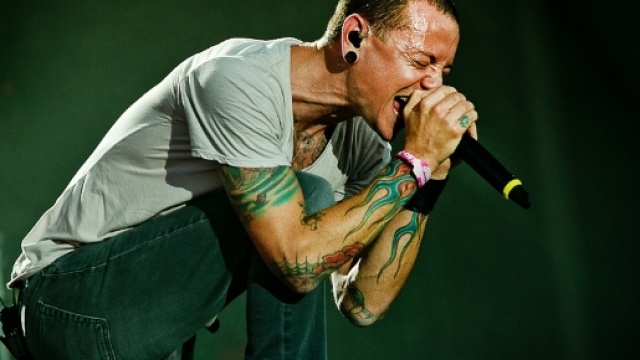 Chester Bennington durante un concerto