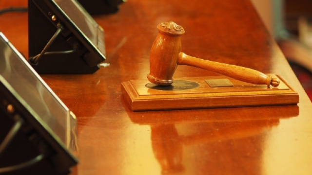 Copyright Daniel_B_photos. Martello di un giudice inquadrato di profilo.