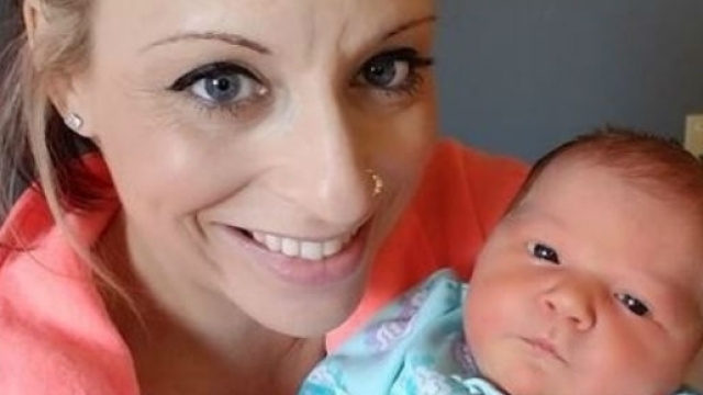 La piccola Mariana in braccio alla madre Nicole