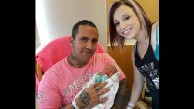 Per la coppia di genitori Sharon e Nicole Sifrit, la felicit&agrave; per la nascita della loro bambina &egrave; durata pochissimo. Foto: Facebook.
