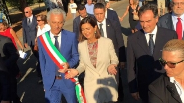 Laura Boldrini insieme al sindaco di Latina Damiano Coletta cancella il nome 'Mussolini' dal parco comunale
