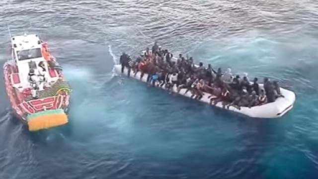 Migranti impegnati in un 'viaggio della speranza' (Guardia costiera)