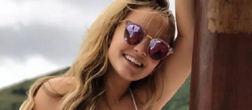 Larissa Manoela posta foto s&oacute; de biqu&iacute;ni e agita os f&atilde;s na internet