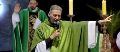 Padre Marcelo Rossi expulsa dem&ocirc;nio durante o 'PHN 2017'