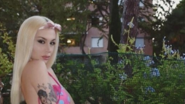 Asia Nuccetelli &egrave; stata criticata sui social per i suoi look sexy