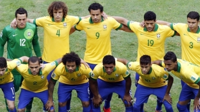 les footballeurs derri&egrave;re les manifestants - europe1.fr