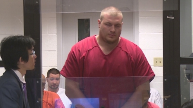 Quest'uomo corpulento si chiama Cody Bates. Ha ucciso il figlio di 3 mesi perch&eacute; 'colpevole' di piangere mente voleva dormire. Foto: whas11.com.