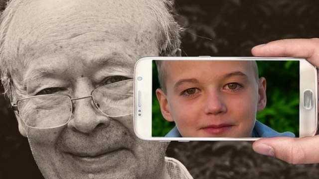 Tutorial come insegnare a usare lo smartphone alle persone anziane