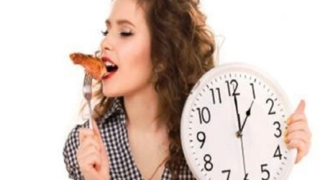 Vuoi perdere peso senza sacrifici? mangia a questi orari