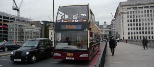 Buses on London Bridge (credit &ndash; Arriva436 &ndash; wikimediacommons)