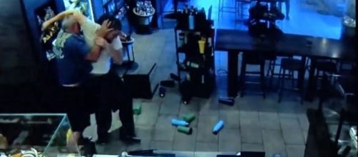 Photo hero Cregg Jerri fighting with robbery suspect screen capture from YouTube/trends