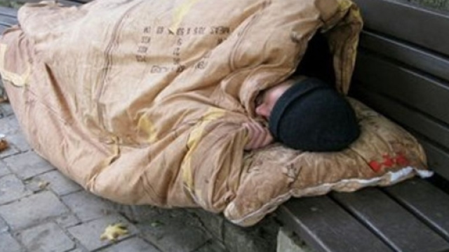 Beve antigelo per riscaldarsi: senzatetto morto a Fiumicino - today.it