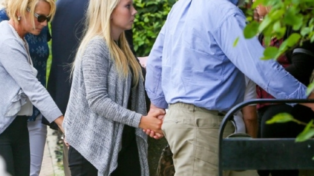 Brooke Skylar Richardson, 18 enne imputata di aver ucciso il figlio neonato, arriva al processo tenuta per mano ai suoi genitori. Foto: Twitter.