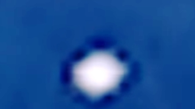 Ufo su lavagna L'ingrandimento rivela interessanti particolari sul perimetro