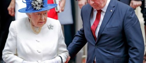 Holding the Queen's elbow: A royal blunder - CNN Video - cnn.com