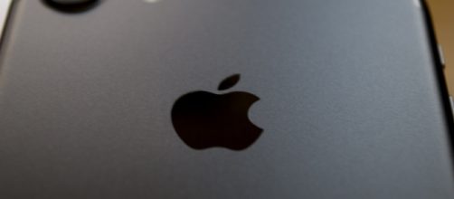 Similarities of the iPhone 8 and Galaxy Note 8 / Photo via Brian Mitchell, Flickr