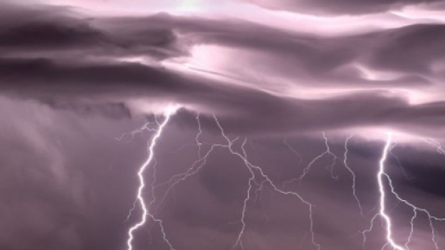 Allerta meteo sull'Italia: pioggia, fulmini e raffiche di vento al Nord e Sud