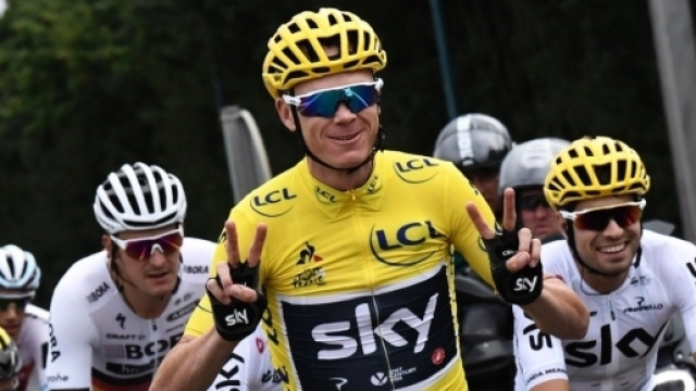 Chris Froome esulta con i suoi compagni di squadra della Sky per il quarto Tour conquistato (Twitter - Team Sky)