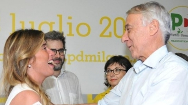 L'abbraccio tra Giuliano Pisapia e Maria Elena Boschi sul palco della Festa dell'Unit&agrave; di Milano