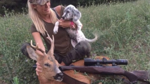 Melania Capitan, cacciatrice e blogger, amava farsi fotografare con i suoi cani da caccia, il fucile e le prede. Foto: Facebook.