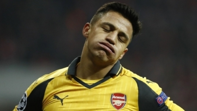 Alexis Sanchez s'&eacute;loigne du PSG