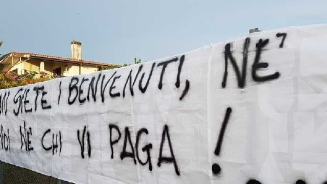 Fiumicino, cittadini in piazza contro l'arrivo dei migranti ... - terzobinario.it